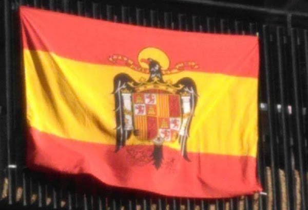¡Proteste ahora!: bandera franquista en los balcones