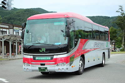 JRバス東北 スーパーこまちカラーバス H647-13401 秋田230い6 QPG-RU1ESBA 田沢湖駅前にて