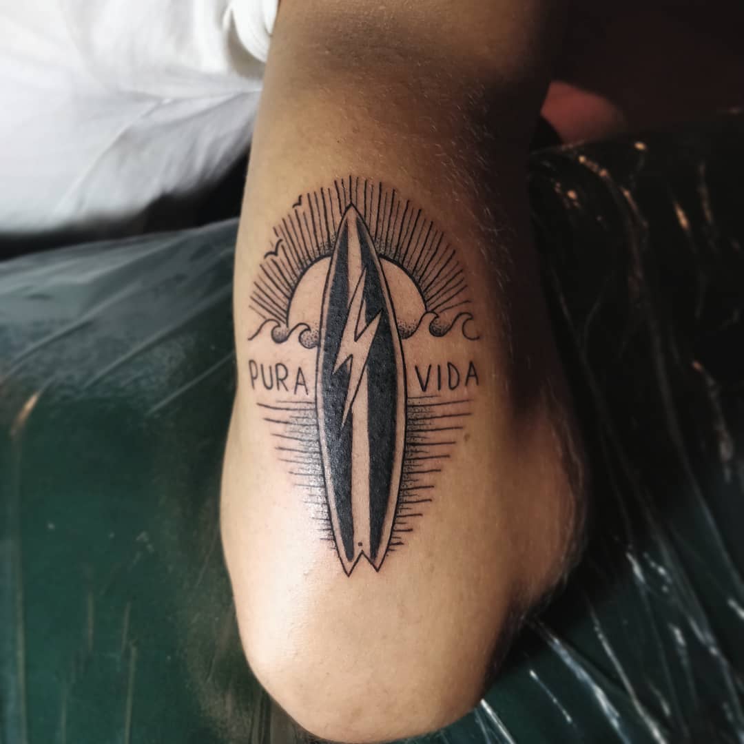 La combinación perfecta olas, surf y tatuajes