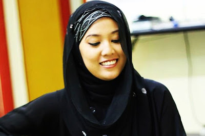 Penyanyi, Shila Amzah akui dilema yang dialaminya sejak 2 bulan lalu akhirnya berakhir apabila dia mula berhijrah dan mengenakan hijab sejak 4 Ogos lalu. Malah, dia kini bersyukur kerana diberikan hidayah dari Allah dalam usia yang muda iaitu ketika usinya bakal mencecah 22 tahun pada 13 Ogos ini.