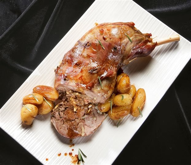 Μπούτι αρνιού µε baby πατάτες