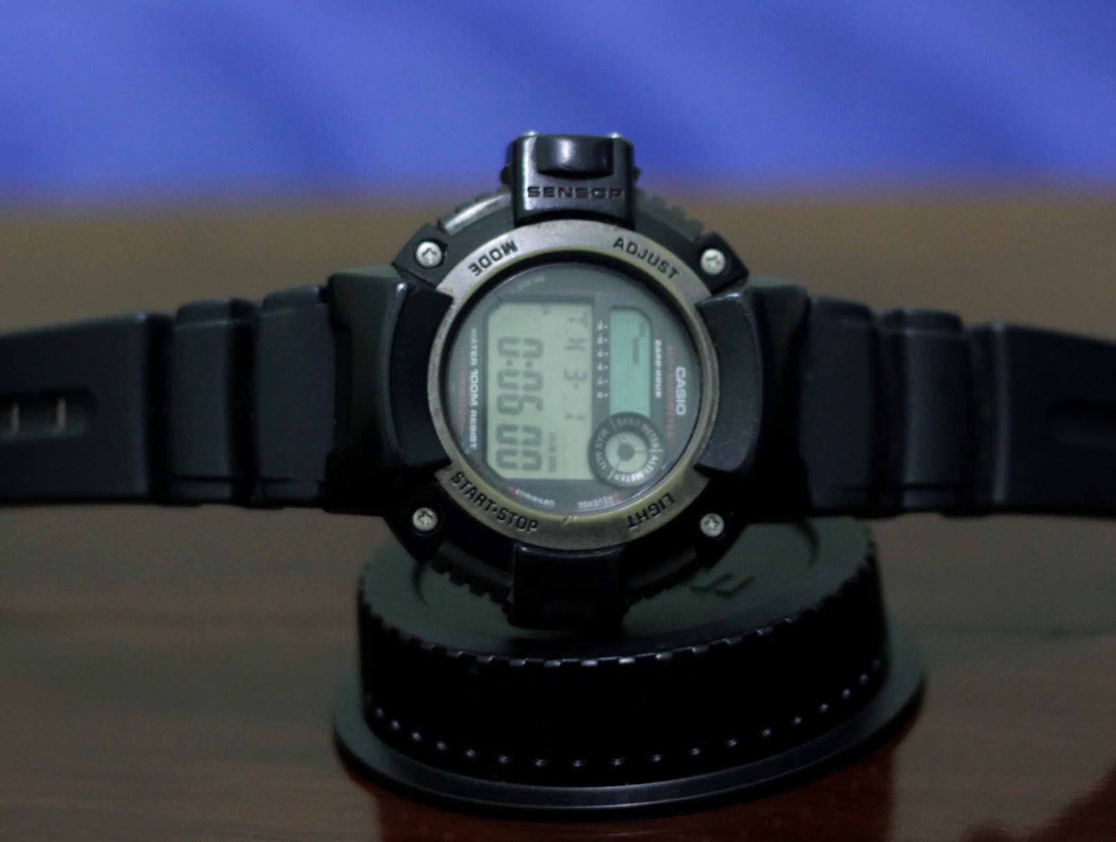 jam dan waktu: Casio FTS-100 Forester Alti-Baro