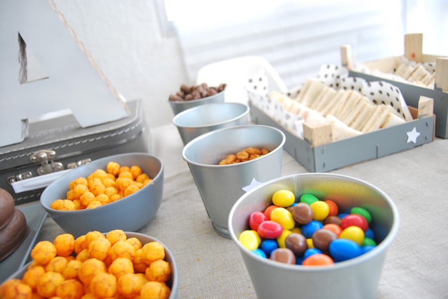mesa de cumple en gris y blanco