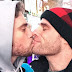Il bacio tra Gus Kenworthy e Matthew Wilkas durante il live della CNN da Times Square