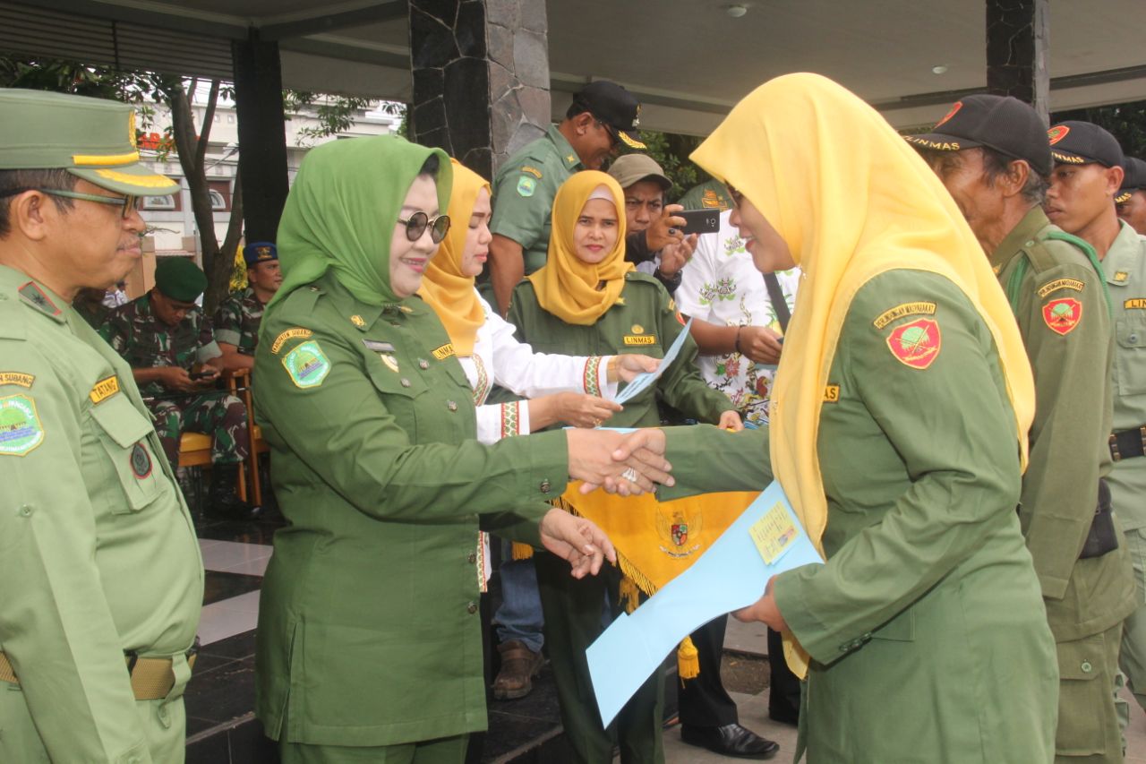 Kades dan Lurah di Subang Dikukuhkan Jadi Satlinmas Kades dan Lurah di Subang Dikukuhkan Jadi Satlinmas