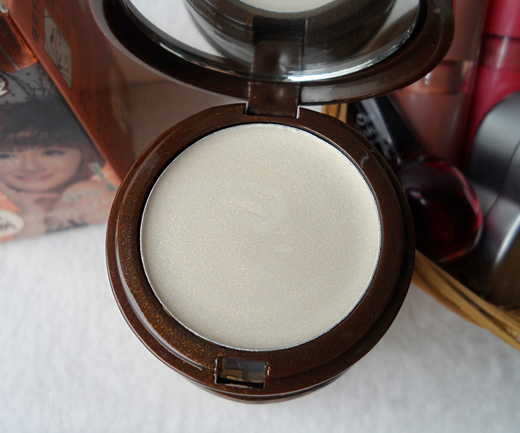peach-golden highlighter beauty review, pictures and swatches by blogger