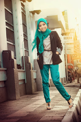 cewk cantik dan amnis pakai hijab di jalan untuk wawancara kerja Motif Pakaian Motif Pakaian cantik dan casual foto grai