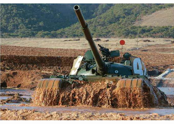 النشاطات العسكريه للزعيم الكوري الشمالي كيم جونغ اون .......متجدد  - صفحة 2 Kim%2BJong-un%2Bvisits%2Bthe%2BDPRK%2Barmy%2Btank%2Bdrills%2B6
