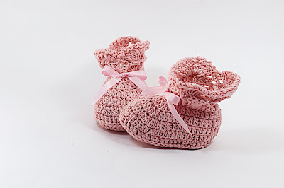 5 - Crochet IMAGEN de Peucos zapatitos o escarpines a conjunto con la chambrita rosa a crochet y ganchillo. MAJOVEL CROCHET