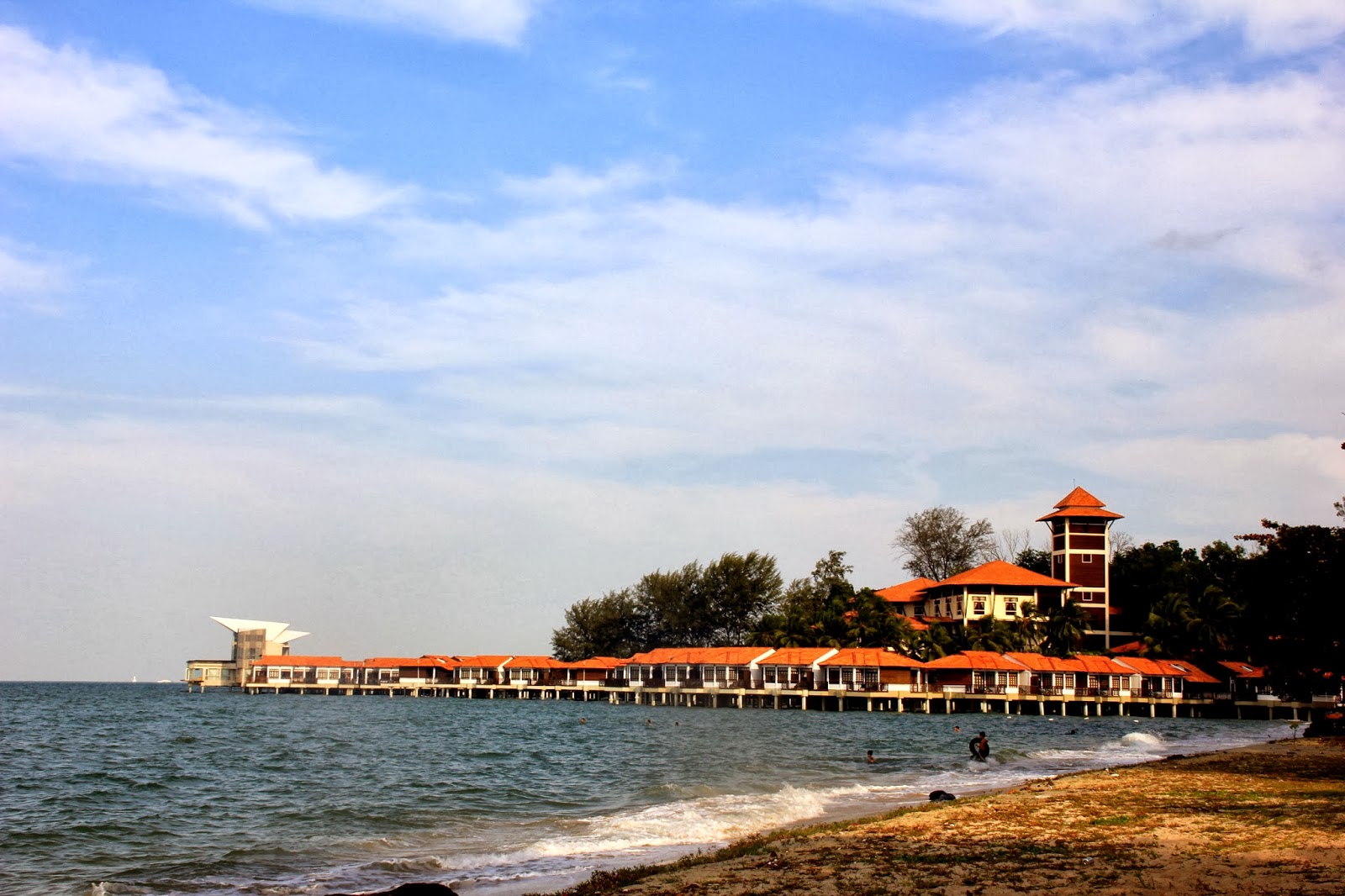 Main khemah-khemah di Pantai PD