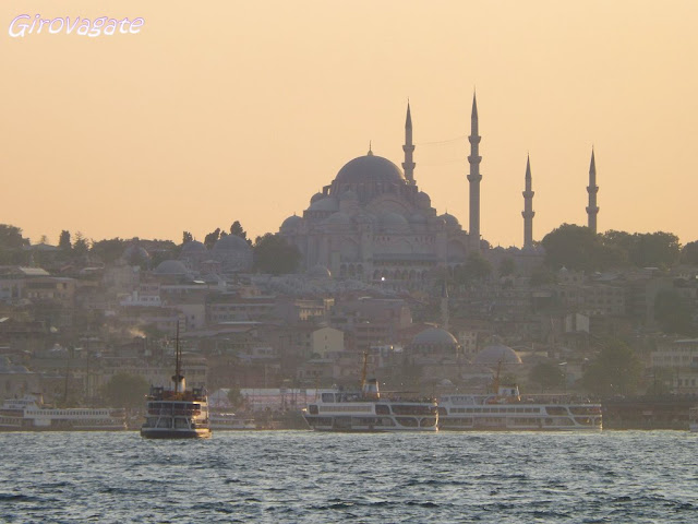 Istanbul profilo battello Bosforo tramonto