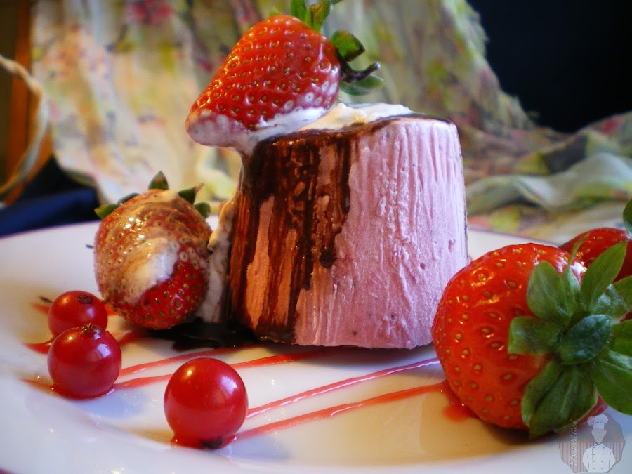 Postre helado de fresas con nata (crema de leche)