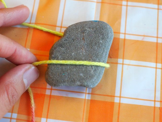 lovely yarn wrapped rocks to make with kids