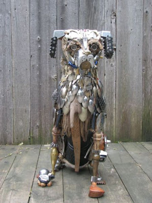 Escultura de perro con pedazos de madera y  metales reciclados