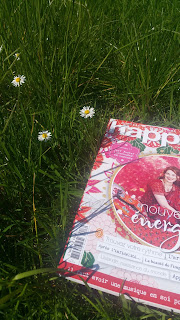petits-bonheurs-du-printemps Lire, installée au milieu des brins d'herbe
