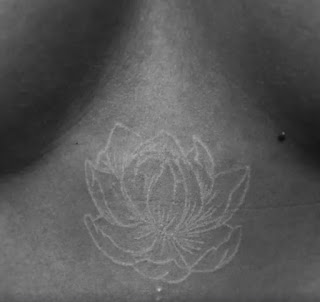 tatuaje blanco entre los senos