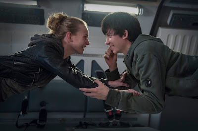 Image of Asa Butterfield and Britt Robertson in The Space Between Us