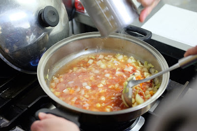 工芸と喫茶 ひとつ石の料理練習　ミネストローネ　水を入れる