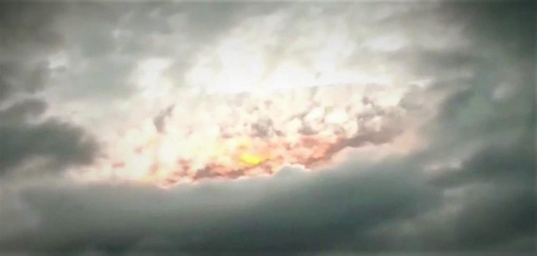 VIDEO YouTube > Gigantesco UFO filmato in India.