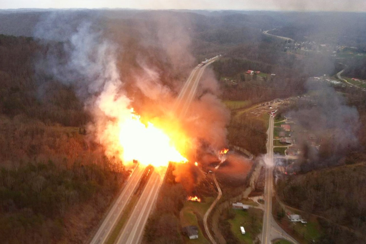 Горящий газопровод. Взрыв магистрального газопровода. Пожар на газопроводе. Авария на Магистральном газопроводе.