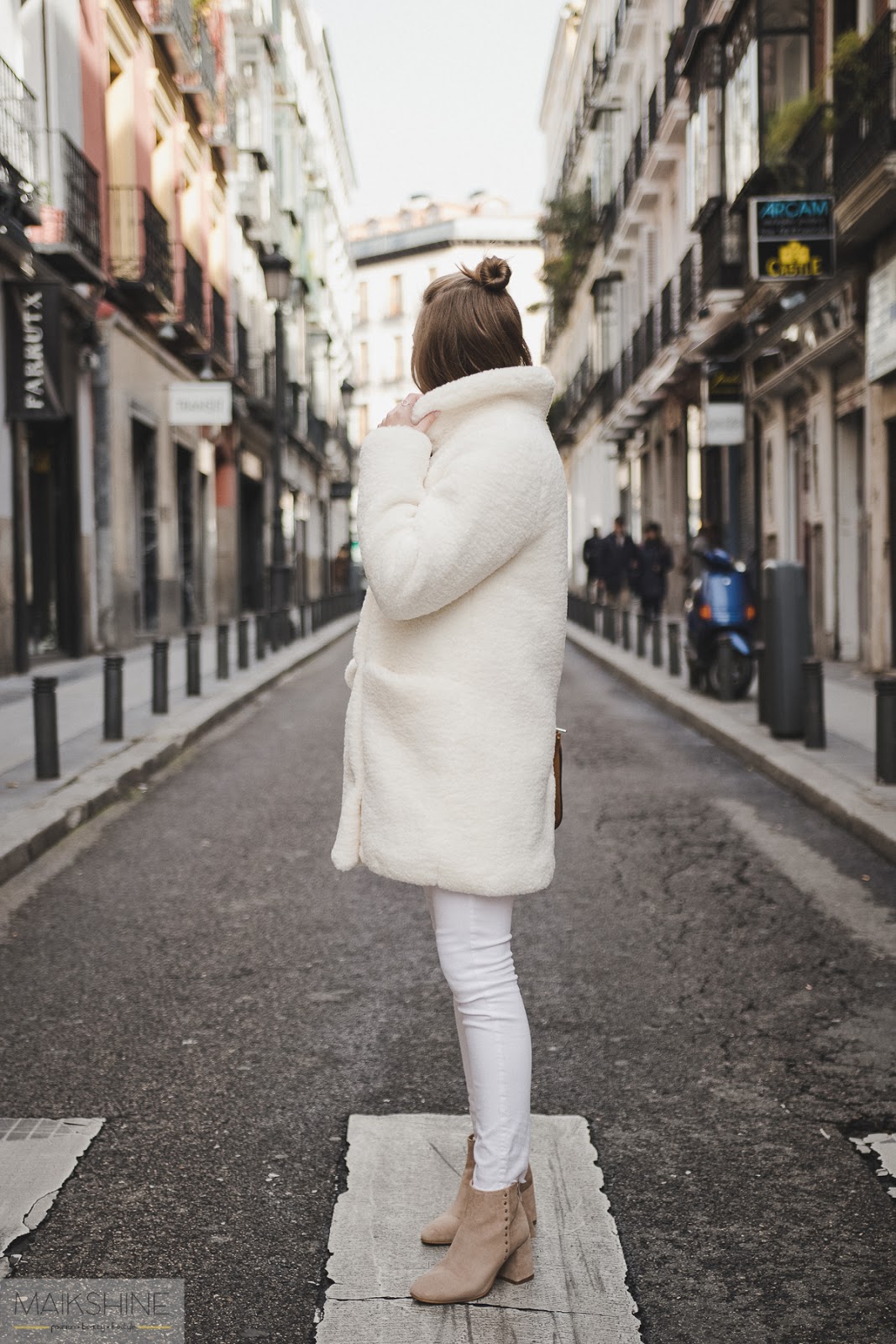 Outfit abrigo peluche blanco