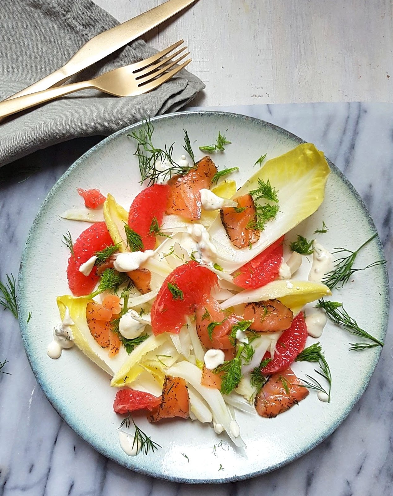 Salade d'hiver fenouil, endive, pamplemousse et saumon, sauce au