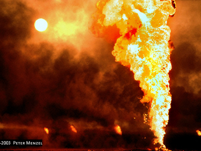 Средне сильный огонь. Пожары. В то но загорелся нефтепровод. Задний фон огонь. Низовой устойчивый лесной пожар.