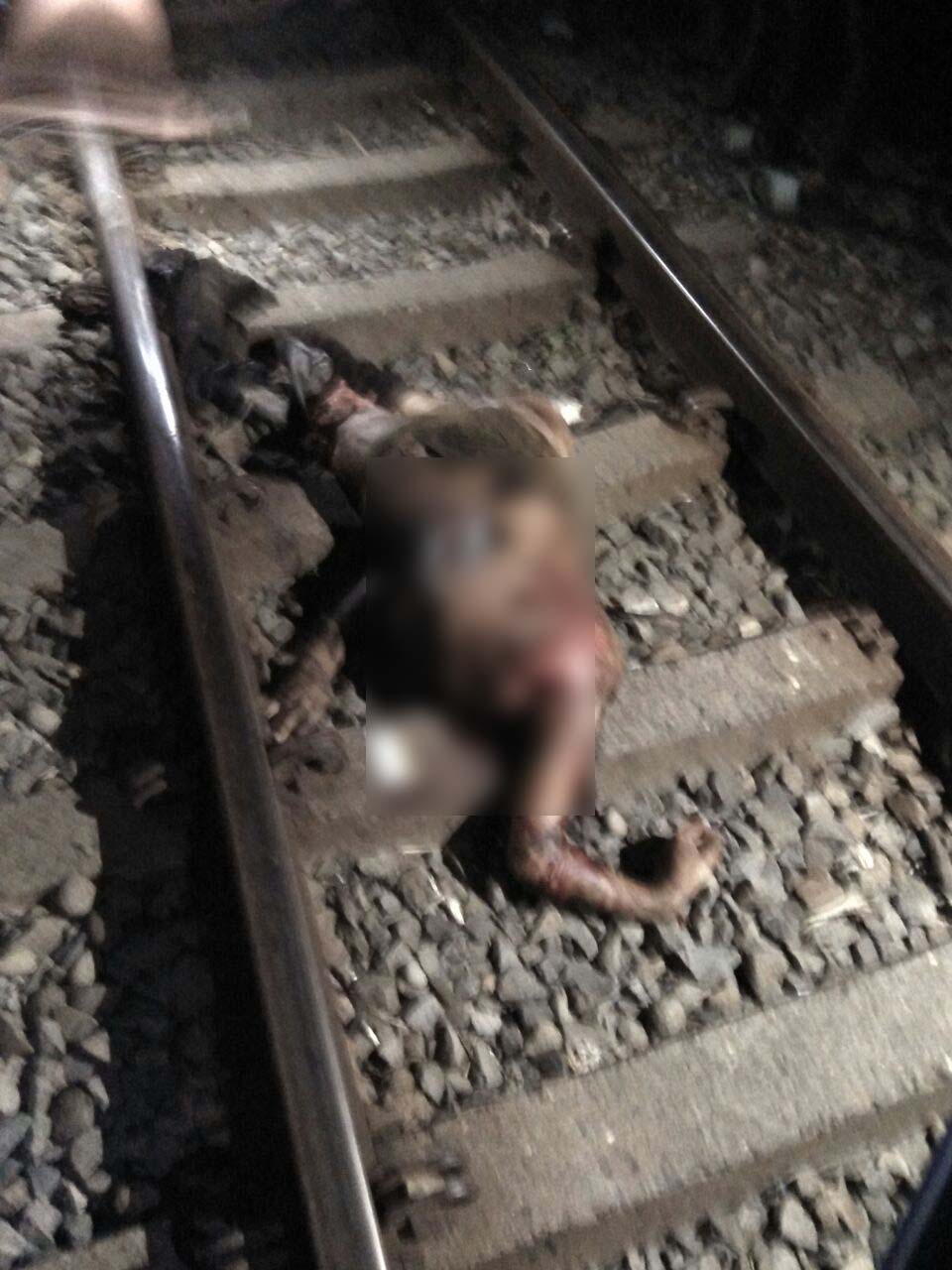 Jenazah korban yang tewas digilas kreta api. Jenazah korban yang tewas digilas kreta api.