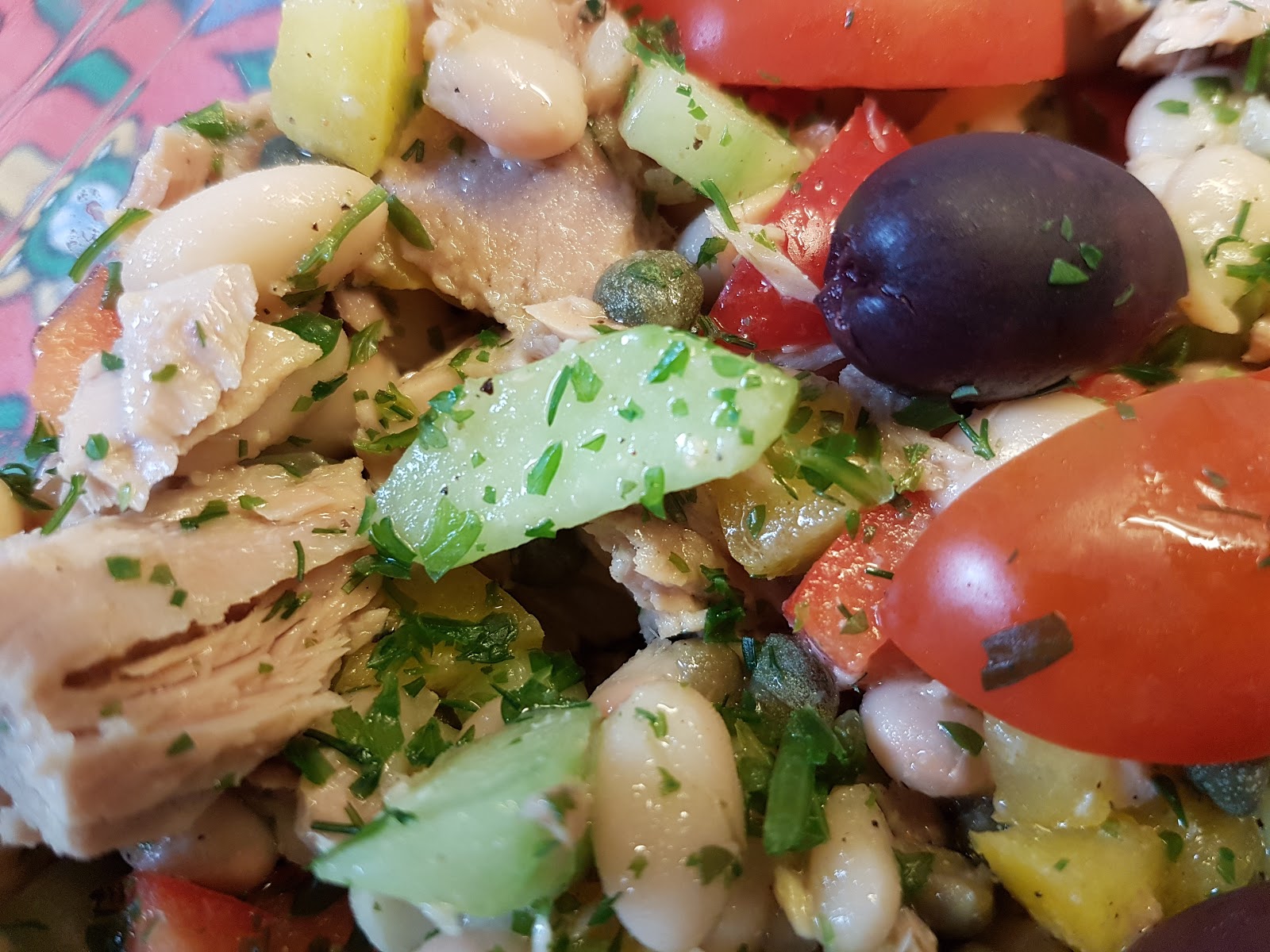 Aus dem Lameng: Mix Salat mit Thunfisch, Paprika, Bohnen,Gurke und Kapern