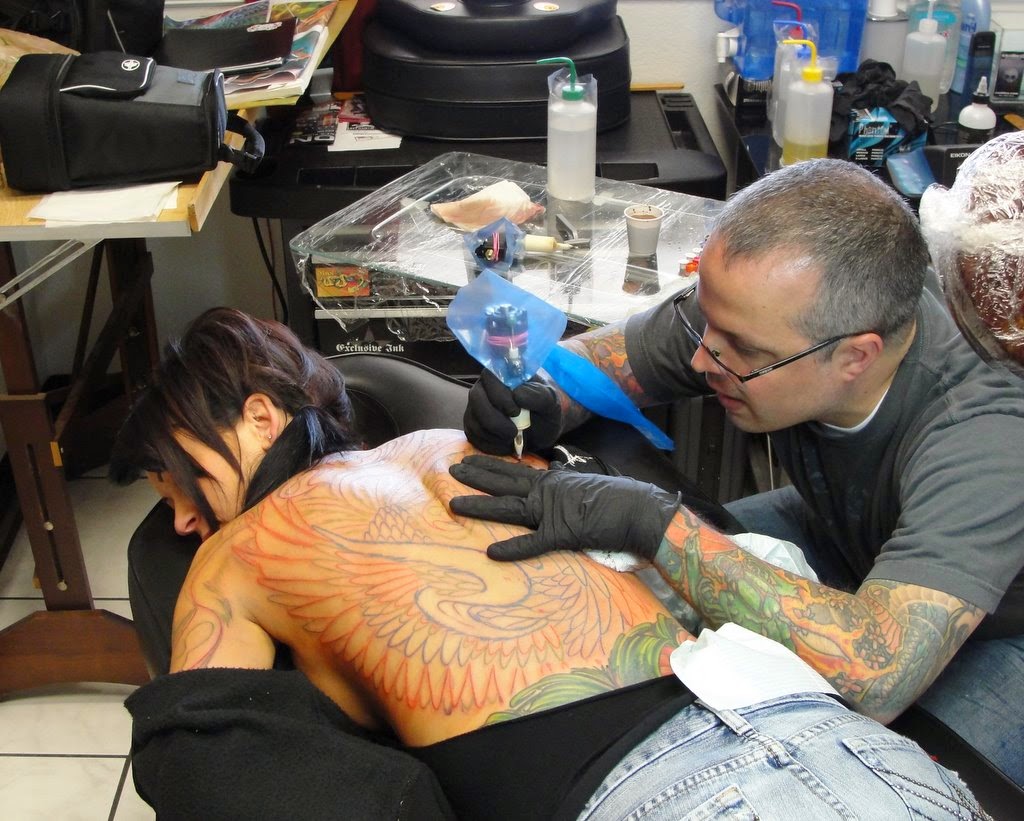 una chica haciendose su primer tatuaje