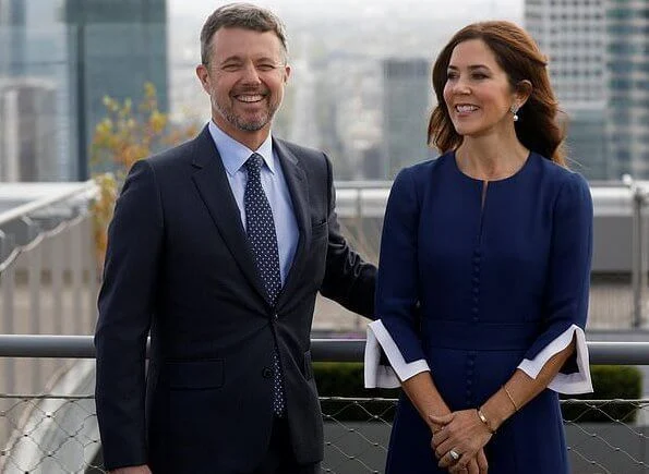 Crown Prince Frederik and Crown Princess Mary arrived in Paris. Crown Princess wore a blue dress and pearl earrings