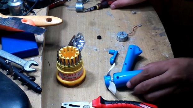 Experiment Creating a Simple Flashlight Without Using Batteries For its power supply
