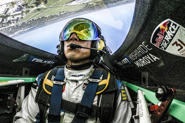 Ein Pilot im Flieger, überkopf.