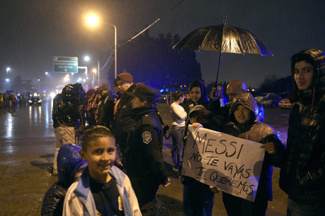 Fan doi mua khoc loc, dang bieu ngu cau xin Messi dung roi doi tuyen - Anh 2