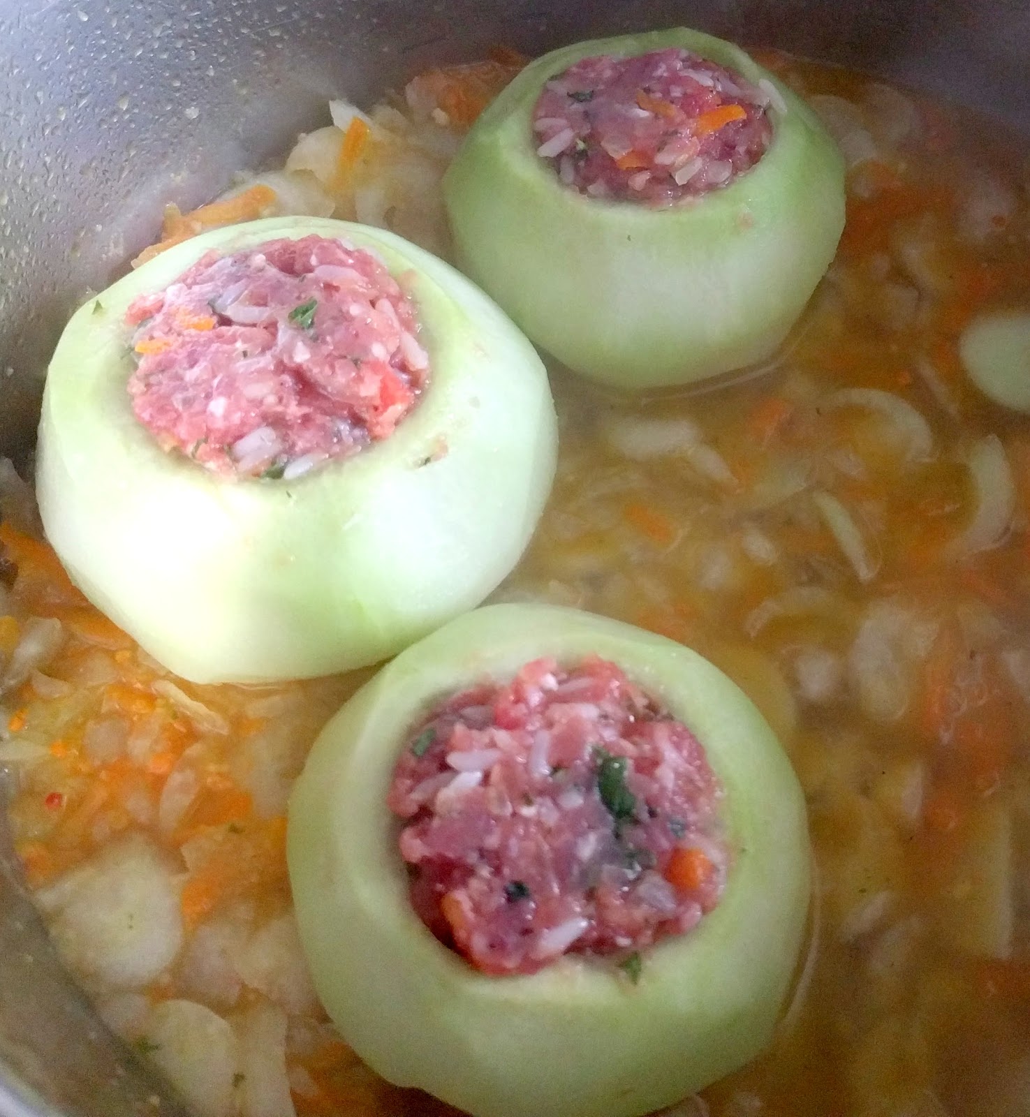 - Gefüllte Kohlrabi und Kohlrabiblätter