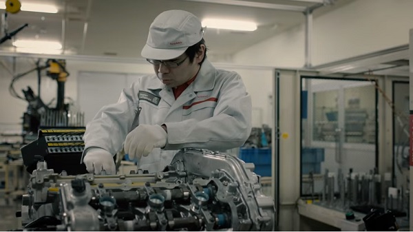 Takumi ensambla motor Nissan GT-R