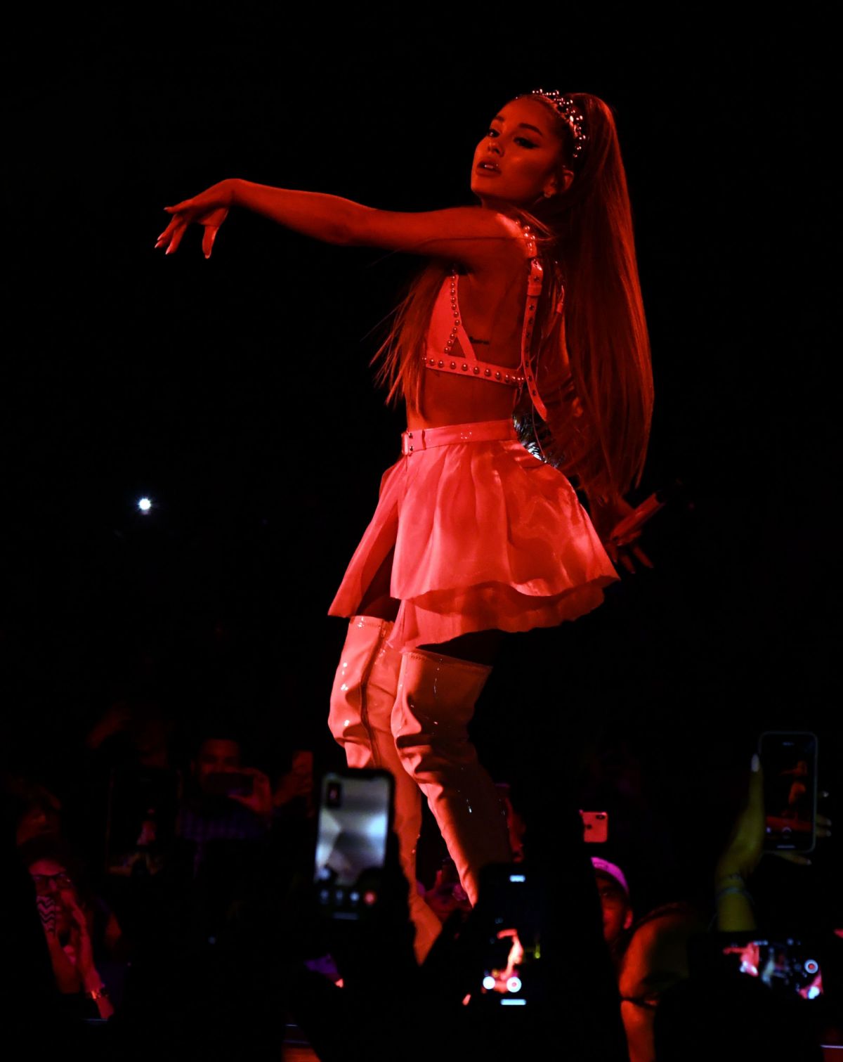 Ariana Grande Performance Clicks at Staples Arena in Los Angeles 7 May ...