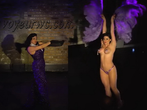 Singer Naked While Singing. Burlesque Dancers: The Art of the Striptease (Naked Theater 20)