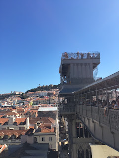Vista lateral do elevador santa justa com o castelo de são jorge ao fundo