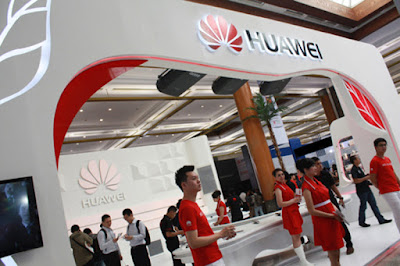 Sejarah Perusahaan Huawei Sejarah Perusahaan Huawei Kebanyakan pemain bisnis Cina memang masih mengandalkan harga ketimbang citra merek. Karena konsumer negara umumnya lebih mempertimbangkan gaya hidup dalam memilih produk (dan jasa) yang akan dibeli, mereka umumnya belum mampu menembus pasar negara maju. Kendati demikian, ada juga pemain yang cukup berhasil memanfaatkan basis bisnis yang kokoh dan besar di dalam negeri sebagai landasan untuk terbang menyerbu pasar mancanegara. Di antara para naga industri Cina yang jumlahnya belum banyak itu, Huawei Technologies mungkin yang paling sukses. Didirikan pada 1988 oleh Ren Zhengfei dengan modal awal tak sampai US$ 4 ribu, dalam tempo kurang dari dua dasawarsa Huawei yang memulai bisnisnya sebagai agen switchboard buatan Hong Kong telah bermetamorfosis jadi perusahaan hi-tech di bidang R&D, produksi dan pemasaran peralatan telekomunikasi yang mampu menawarkan solusi jaringan yang customized walau belum meninggalkan sama sekali jurus harga murah.“Kami menawarkan produk kami 15%-40% di bawah produk Cisco,” Chief Marketing Officer Xu Zhijun mengakui. Dengan jurus ini, pada 2008 Huawei mampu memenangi kontrak proyek senilai US$ 23,3 miliar. Dan, memiliki barisan engineer bagus yang puas dengan gaji sekitar 25% kolega mereka di negara maju, kampiun industri peralatan telekomunikasi Cina ini bisa dipastika