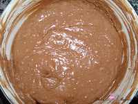 Añadiéndole las almendras y las avellanas a la mezcla de nata y chocolate