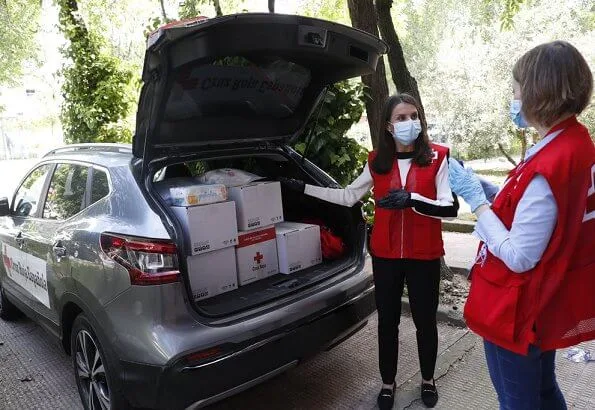 Queen Letizia visited Red Cross (Cruz Roja Spain) office in Madrid. Hugo Boss Doby white black crew neck sweatshirt