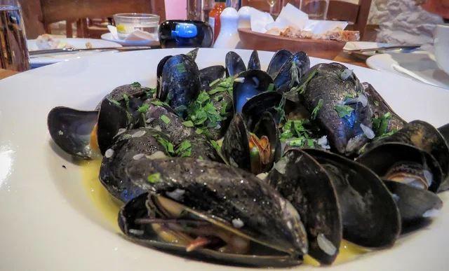 What to eat on the Dingle Peninsula - plate of mussels in Dingle Town