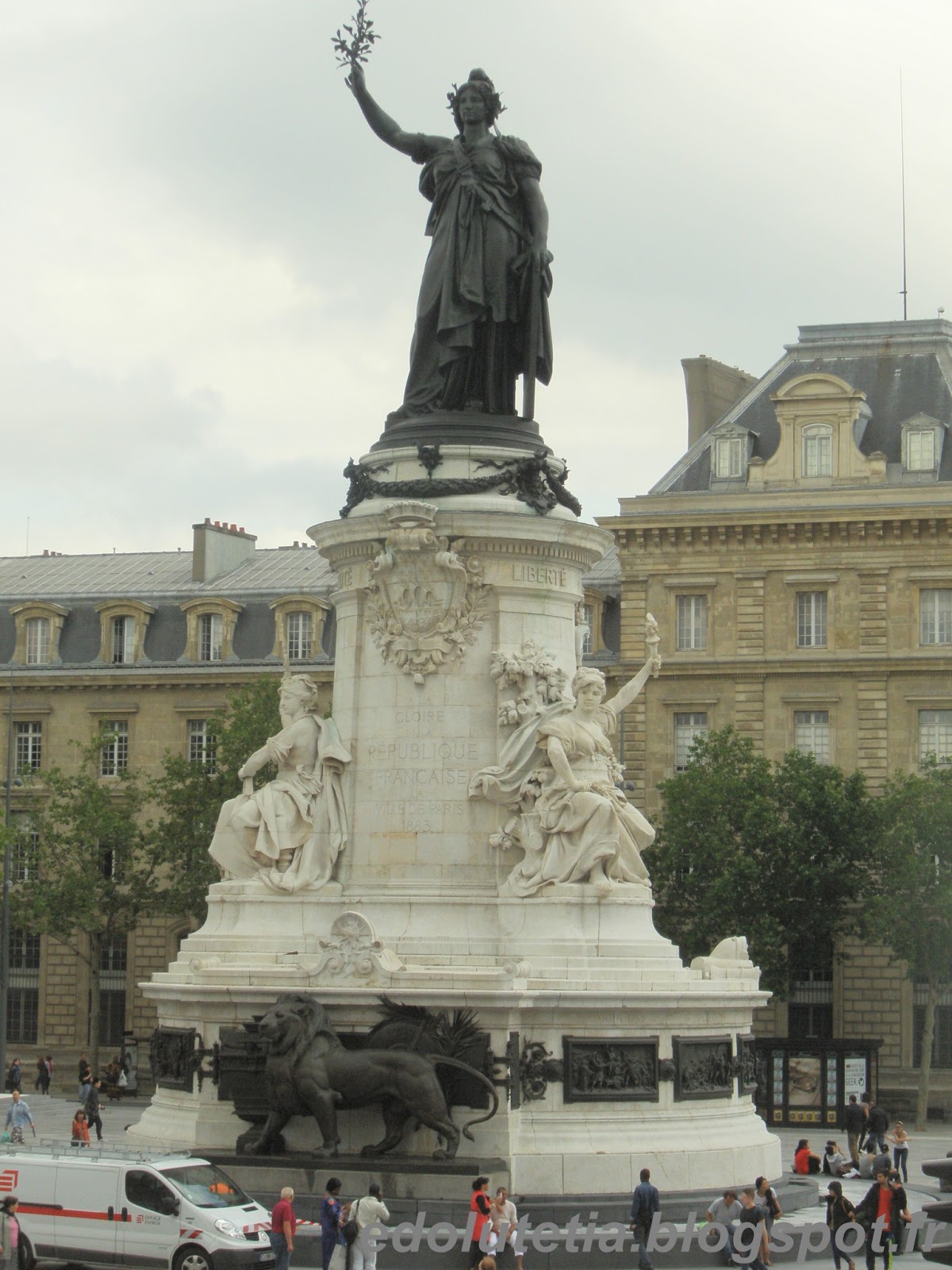 パリ観察 綺麗になっていたリパブリック広場