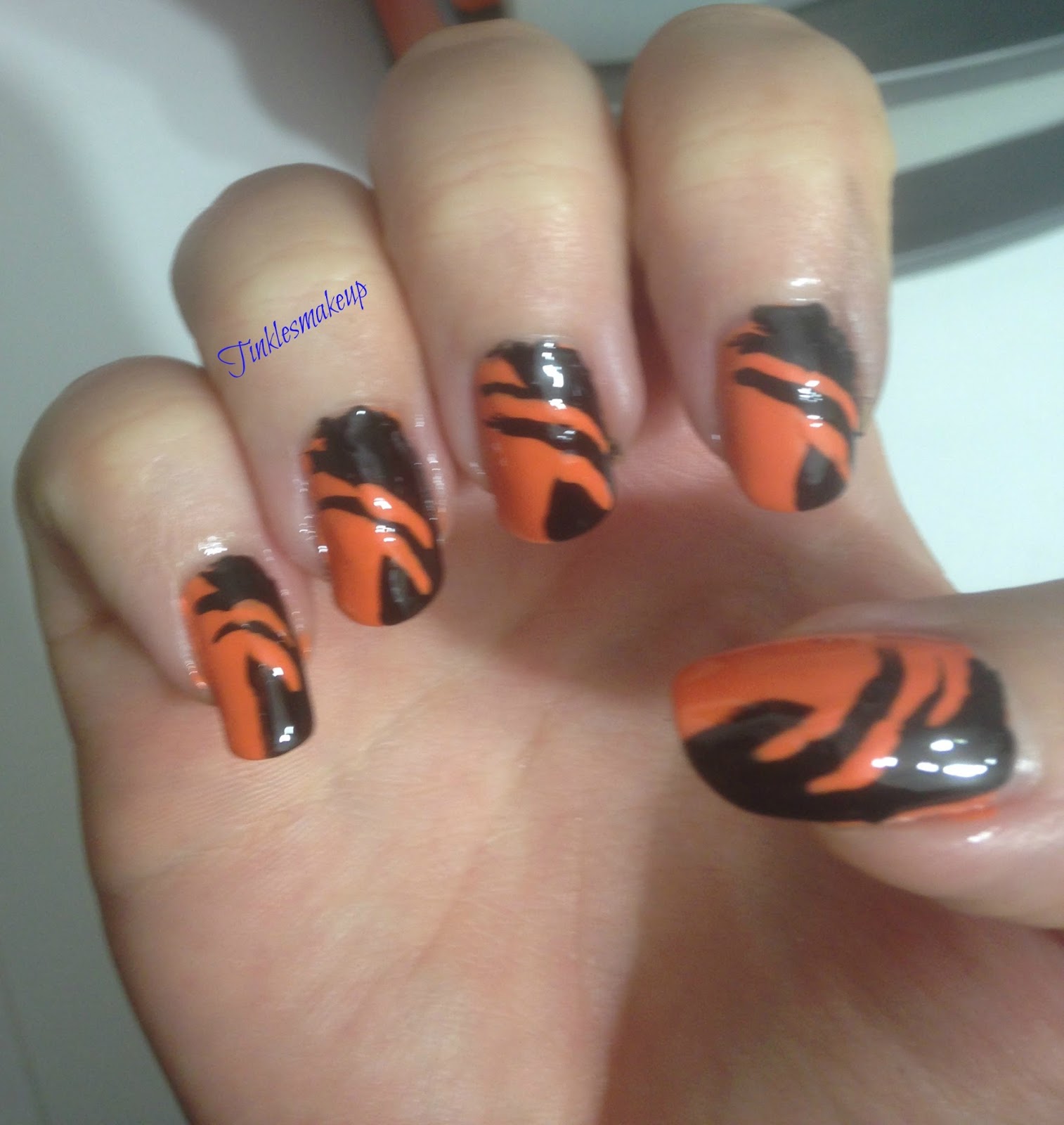 Tiger scratch nail art