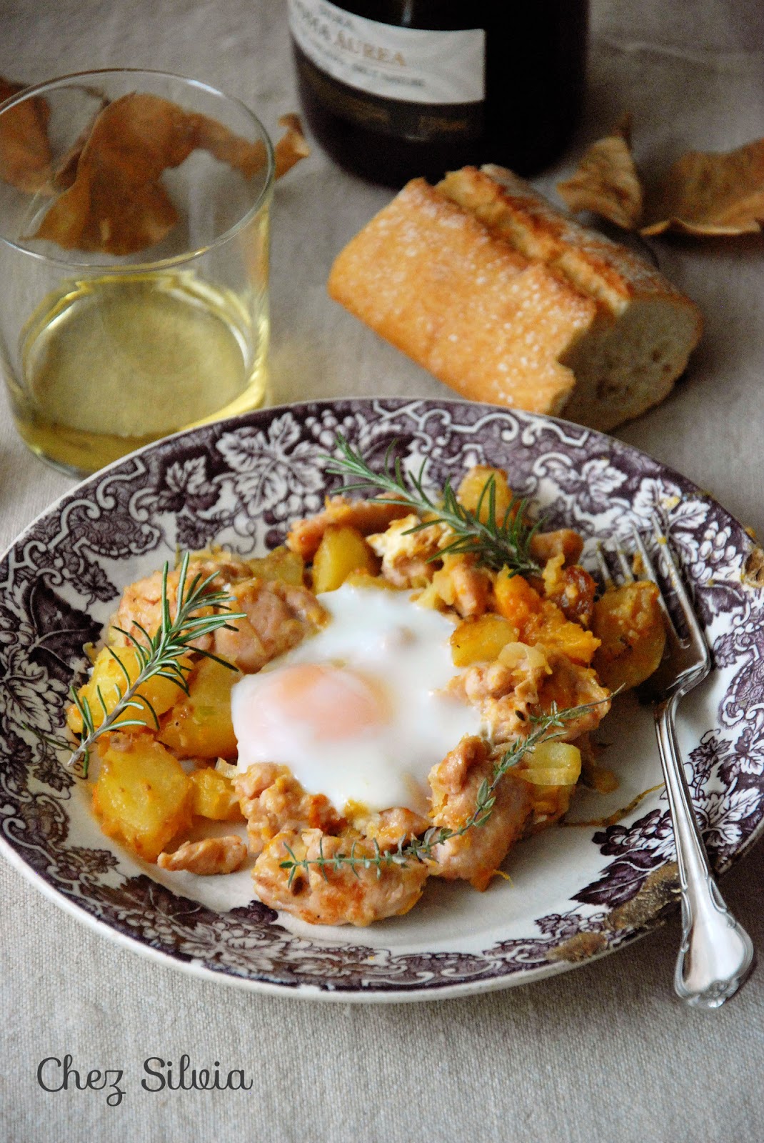 Guiso de salchichas a la sidra, con patatas, calabaza y huevo — Chez Silvia Guiso de salchichas a la sidra, con patatas, calabaza y huevo — Chez Silvia