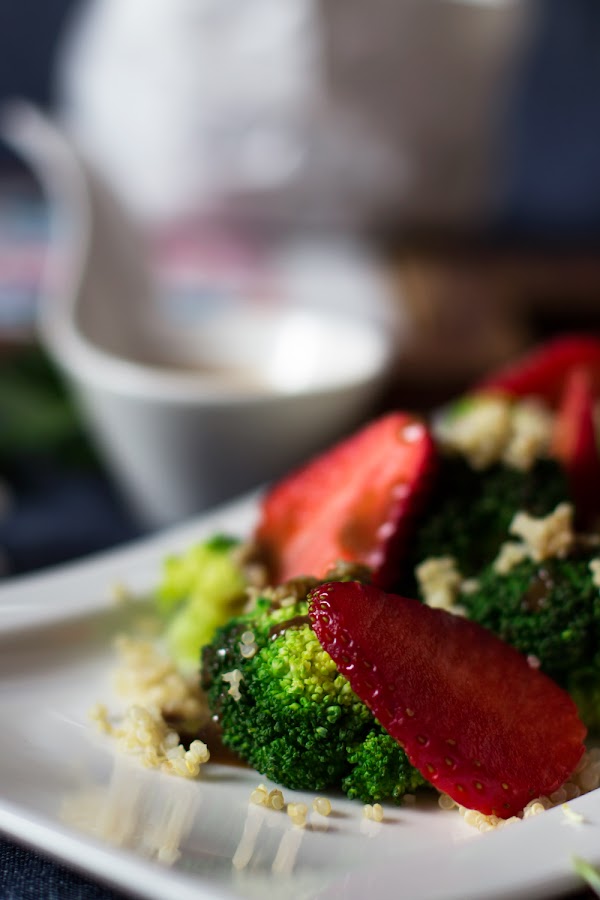 ensalada-de-brocoli-y-quinoa-con-fresas