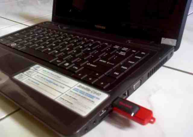 cara install windows 7 dari flashdisk Memasukan Flash Disk Ke Laptop