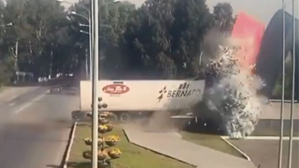 Βίντεο: Νταλίκα με σπασμένα τα φρένα συνθλίβεται πάνω σε μεγάλο μνημείο