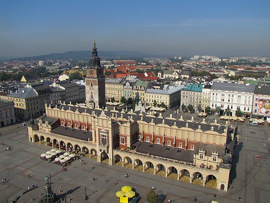 Widok z Wieży Mariackiej w stronę Ratusza na Rynku Głównym.